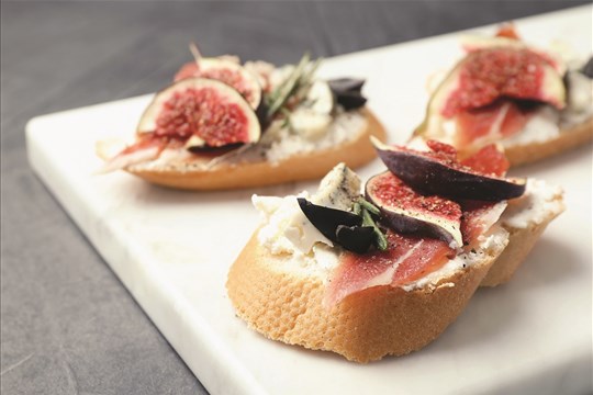 Canapés aux figues et au prosciutto