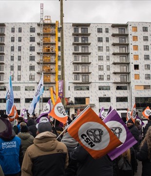 Plusieurs centaines de personnes manifestent devant le Complexe santé Rivière-du-Loup 