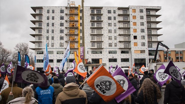 Plusieurs centaines de personnes manifestent devant le Complexe santé Rivière-du-Loup 