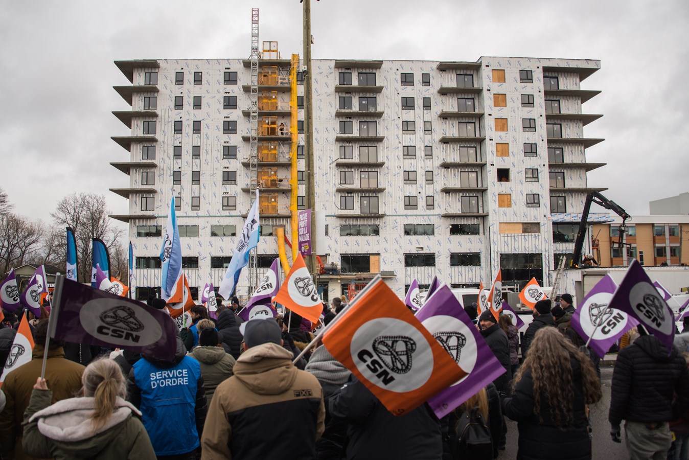 Plusieurs centaines de personnes manifestent devant le Complexe santé Rivière-du-Loup 