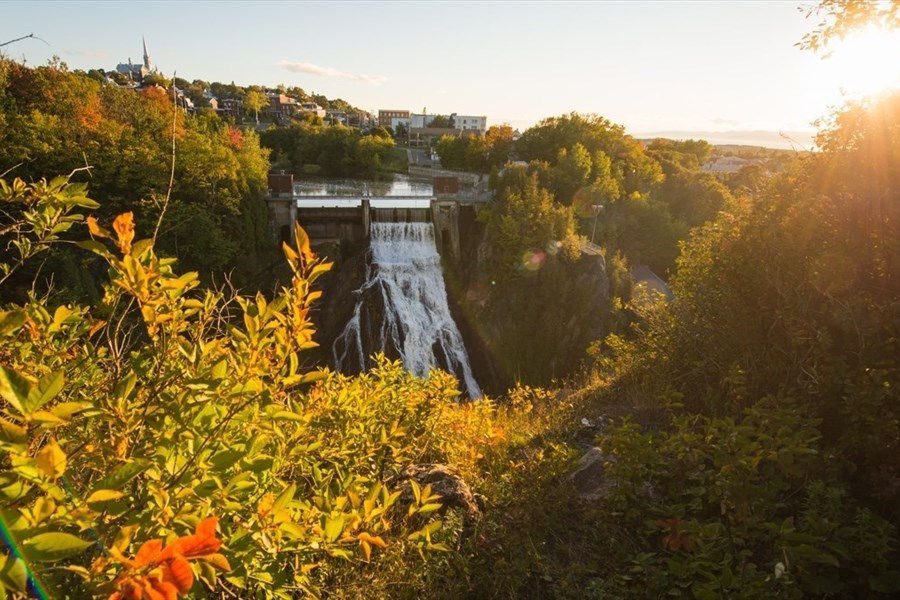 L’illumination de la falaise du parc des Chutes le 18 décembre 