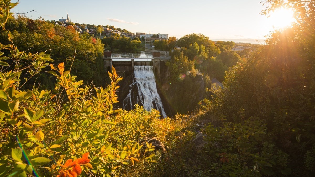 L’illumination de la falaise du parc des Chutes le 18 décembre 