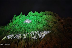 L’illumination de la falaise du parc des Chutes le 18 décembre 