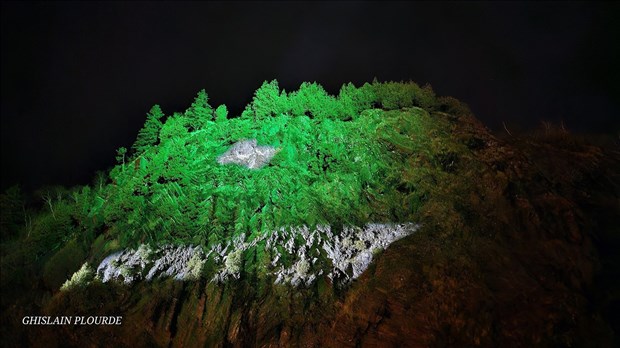 L’illumination de la falaise du parc des Chutes le 18 décembre 