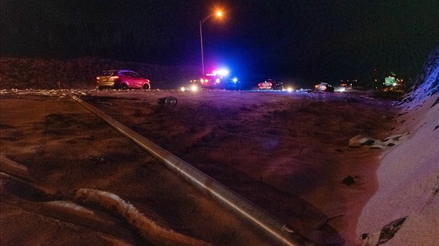 Une voiture fauche un lampadaire sur l’autoroute 20 