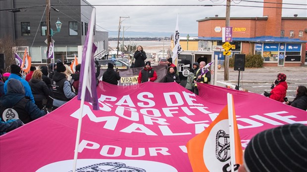 Manifestation de la CSN sur la rue Lafontaine à Rivière-du-Loup