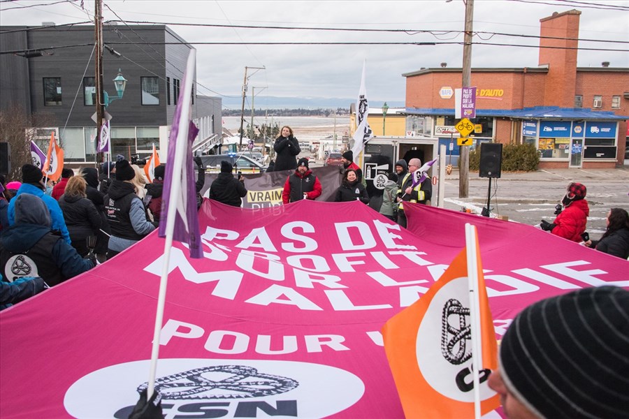 Manifestation de la CSN sur la rue Lafontaine à Rivière-du-Loup