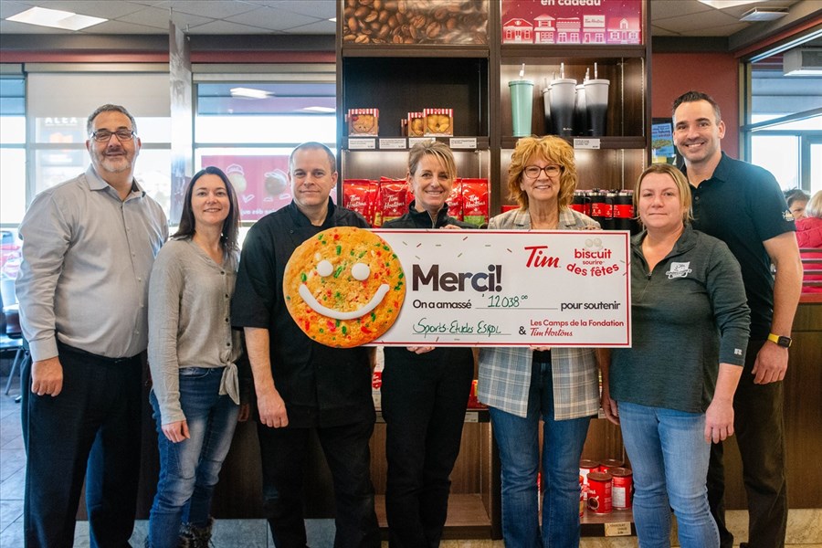 Biscuit sourire des Fêtes : plus de 12 000 $ remis aux Sphinx de l’ESRDL