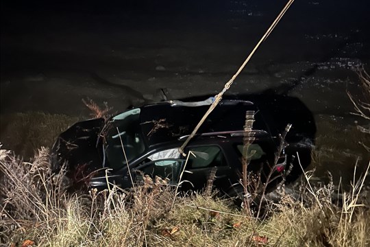 Un véhicule sombre dans la rivière du Loup