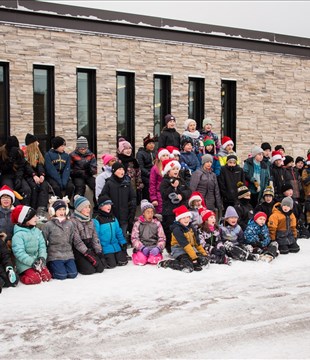 Des élèves chantent Noël au centre-ville de Rivière-du-Loup