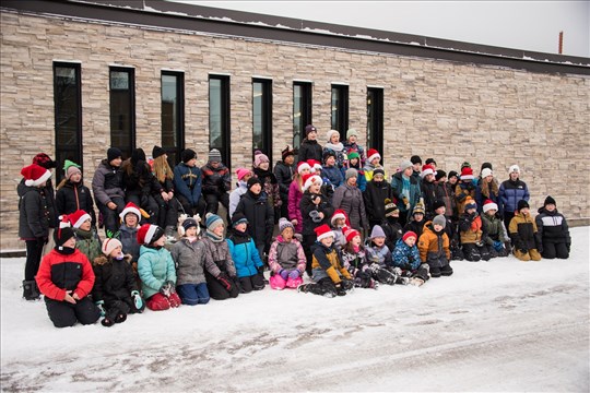 Des élèves chantent Noël au centre-ville de Rivière-du-Loup