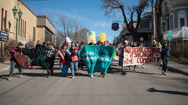 Manifestation du milieu communautaire à Rivière-du-Loup