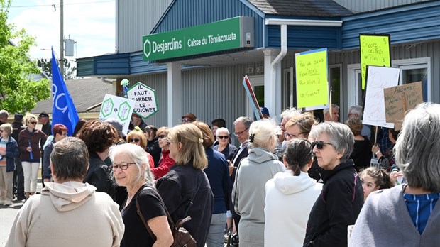 Manifestation pour la sauvegarde de la caisse à Rivière-Bleue