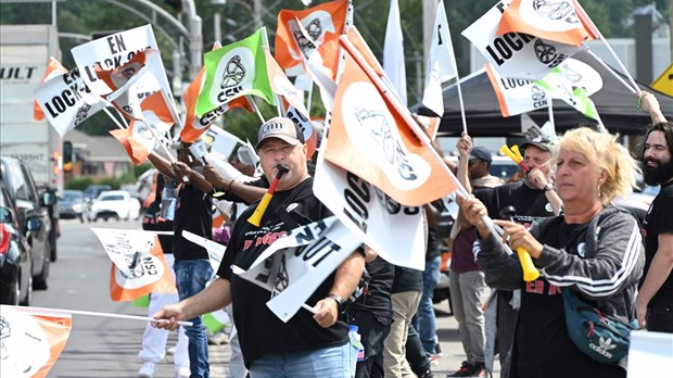 Des employés de Prelco Montréal manifestent à Rivière-du-Loup