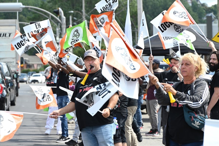 Des employés de Prelco Montréal manifestent à Rivière-du-Loup