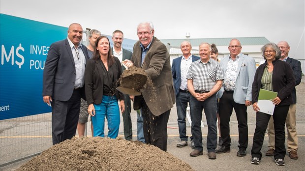 Première pelletée de terre du nouveau centre sportif de Saint-Antonin