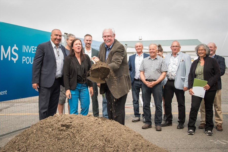 Première pelletée de terre du nouveau centre sportif de Saint-Antonin