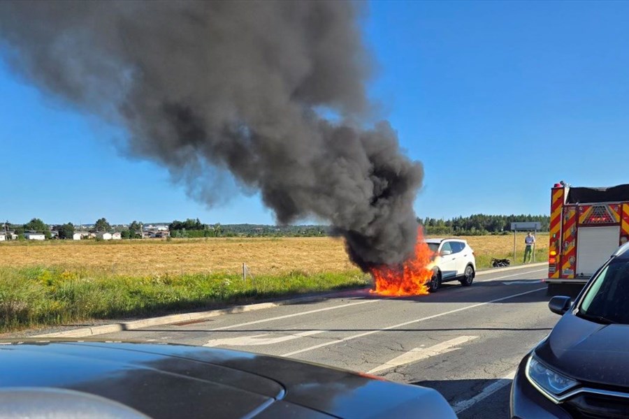 Véhicule en feu à Rivière-du-Loup