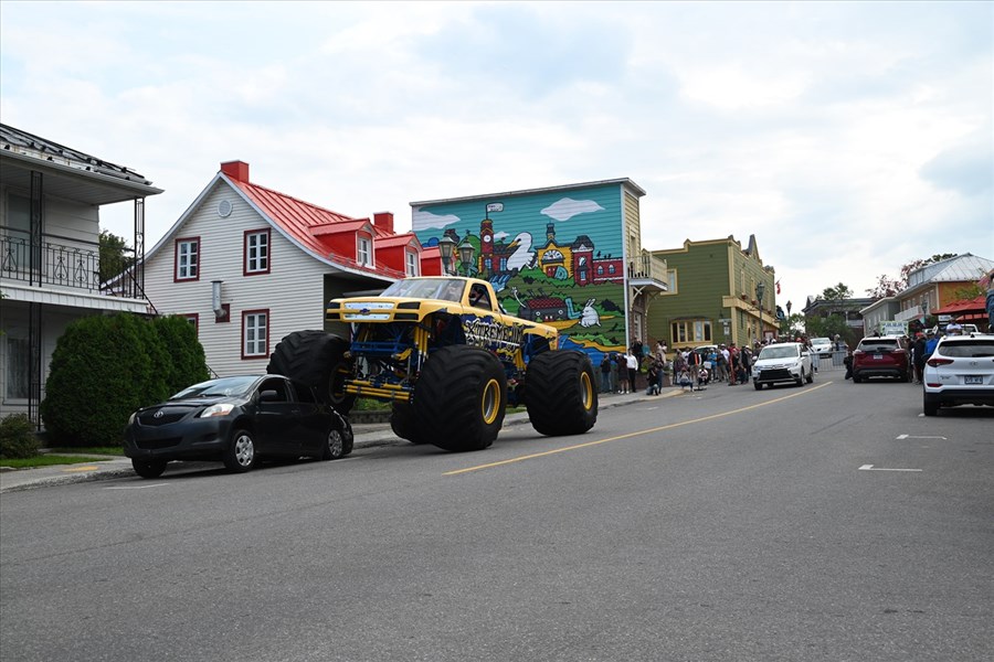 Un «Monster Truck» s'amuse au coeur de Rivière-du-Loup