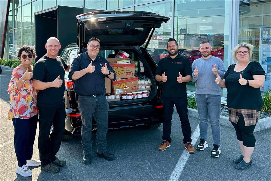 Rivière-du-Loup Mitsubishi collecte des denrées alimentaires et des dons pour aider la communauté locale 