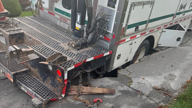 Un morceau de la chaussée s’effondre sous le poids d’un camion à Rivière-du-Loup