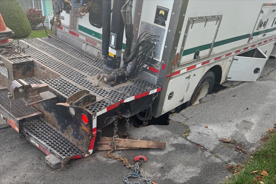 Un morceau de la chaussée s’effondre sous le poids d’un camion à Rivière-du-Loup