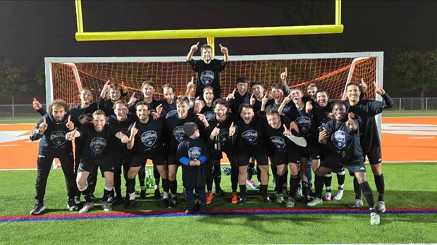 Soccer AA : une équipe louperivoise célèbre un championnat