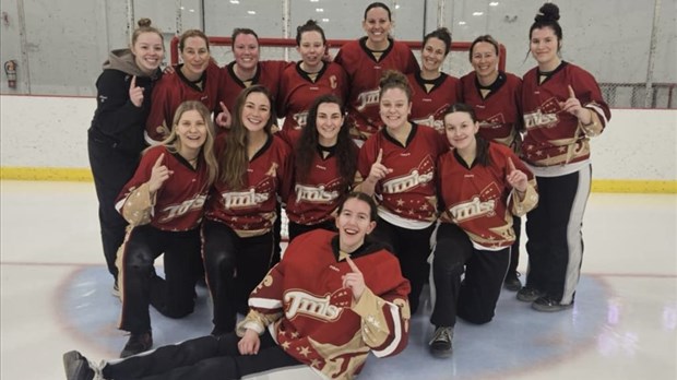 Deux équipes locales se démarquent au Tournoi inter-provincial senior de ballon sur glace