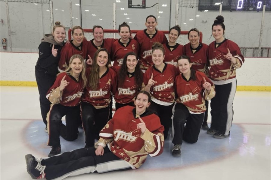 Deux équipes locales se démarquent au Tournoi inter-provincial senior de ballon sur glace