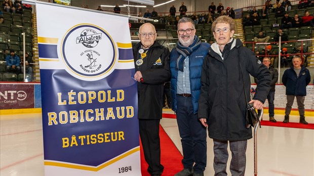 Une bannière à l’effigie de Léopold Robichaud au Centre Premier Tech 