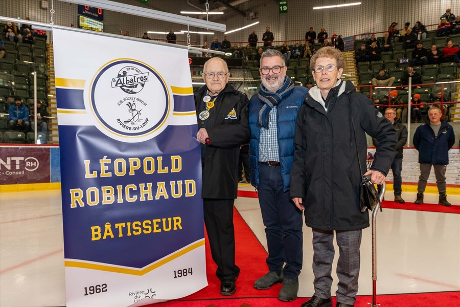 Une bannière à l’effigie de Léopold Robichaud au Centre Premier Tech 