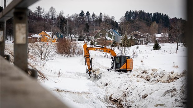 Excavation du ministère des Transports près de la rivière Verte 