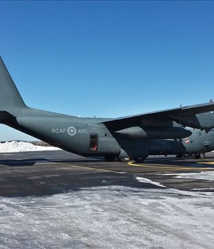 Un Hercules C-130 à l’aéroport de Rivière-du-Loup 