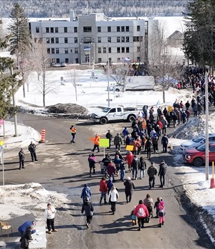 Mobilisation à Pohénégamook : près de 500 personnes s’unissent pour l’urgence