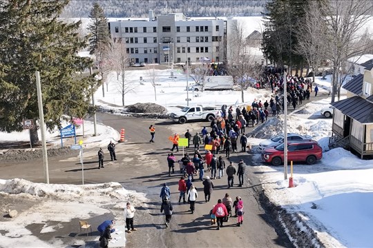 Mobilisation à Pohénégamook : près de 500 personnes s’unissent pour l’urgence