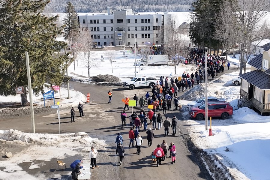 Mobilisation de Pohénégamook : près de 500 personnes s’unissent pour l’urgence